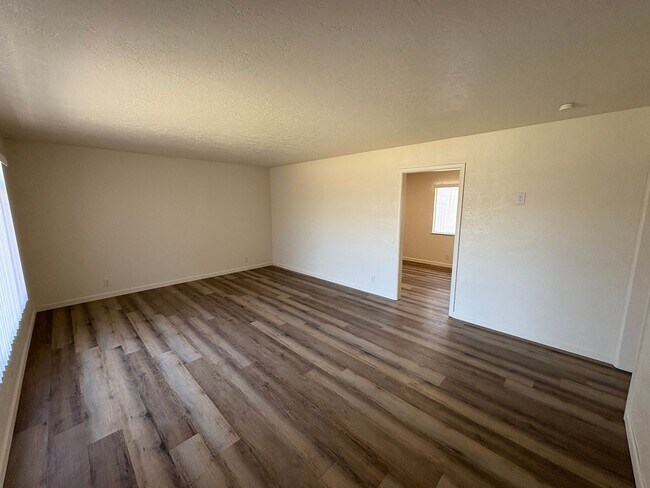 428 W Wayside Dr in Dinuba, CA - Building Photo - Building Photo