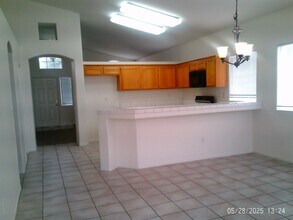 8304 Black Knot Ct in Bakersfield, CA - Foto de edificio - Building Photo