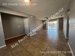 200 Country Club Dr in Largo, FL - Building Photo - Building Photo