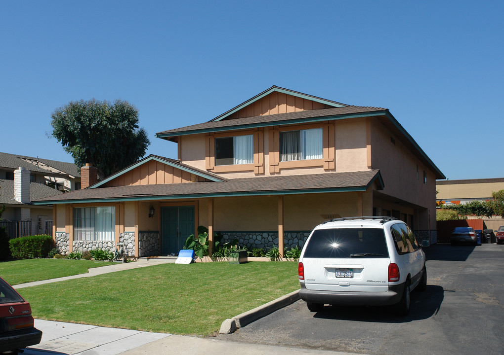 Heil and Bolsa Chica in Huntington Beach, CA - Foto de edificio