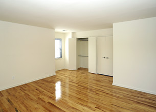 Highland Terrace in Clifton, NJ - Building Photo - Interior Photo