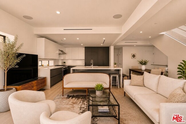2224 Ronda Vista Dr in Los Angeles, CA - Building Photo - Building Photo