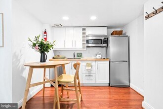 1701 16th St NW, Unit 204 in Washington, DC - Building Photo - Building Photo