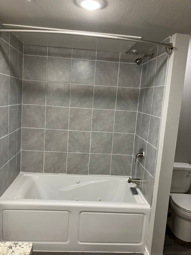 6108 Abrams Rd, Unit 210 in Dallas, TX - Foto de edificio - Building Photo