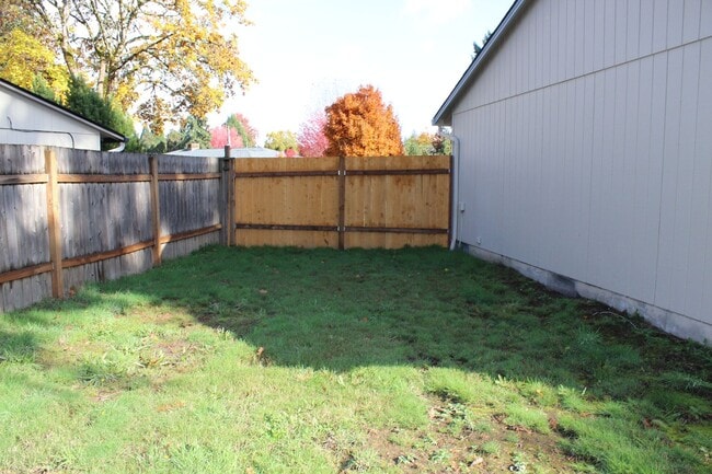 381 SE 39th Ave in Hillsboro, OR - Building Photo - Building Photo