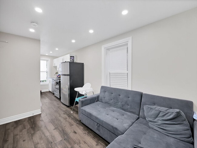 33 Fairleigh Ave N in Hamilton, ON - Building Photo - Building Photo