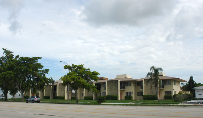 Floral Park Townhomes in Hollywood, FL - Building Photo - Building Photo