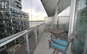 39 Queens Quay E in Toronto, ON - Building Photo - Building Photo