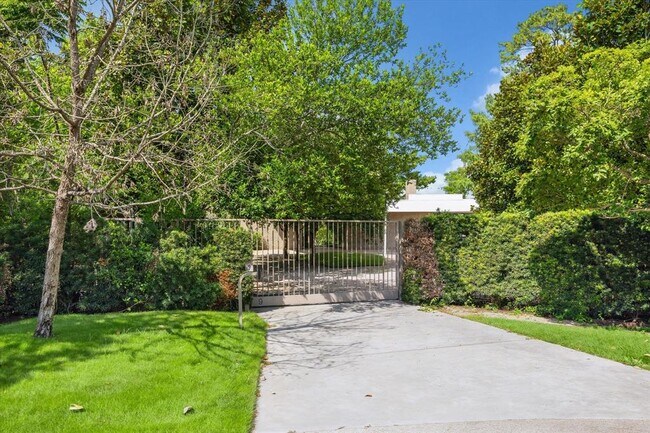 property at 9 Pinehill Ln