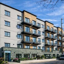 356-370 Bayview Ave in Inwood, NY - Building Photo