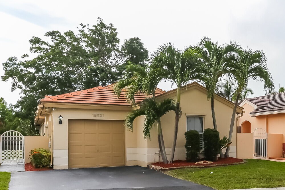 18921 NW 22nd St in Pembroke Pines, FL - Building Photo