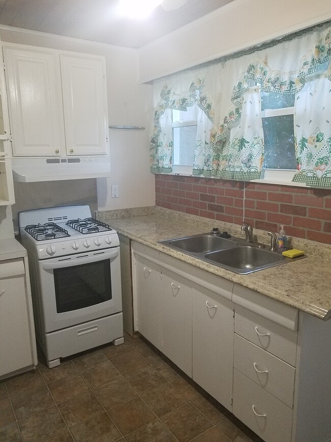 21 Sunship Rd in Dundalk, MD - Foto de edificio - Building Photo