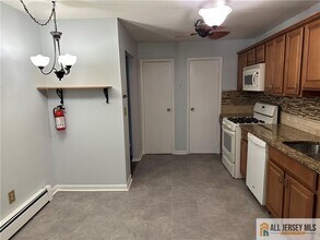 1037 Cricket Ln in Woodbridge, NJ - Building Photo - Building Photo