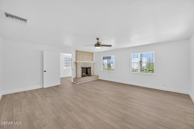 5436 Gtwy Blvd E in El Paso, TX - Building Photo - Building Photo