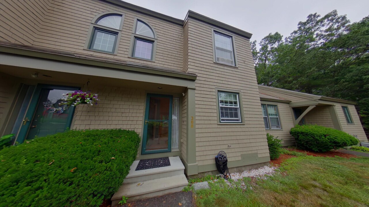 1465 Hooksett Rd in Hooksett, NH - Building Photo