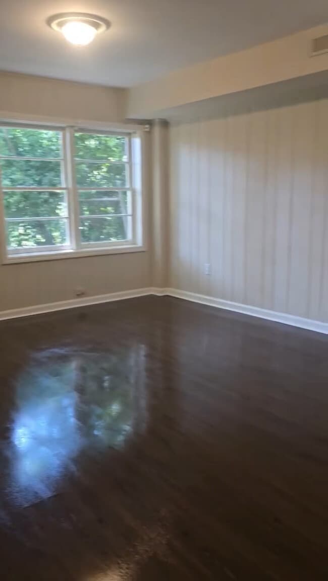 535 Valley Ln NE in Sandy Springs, GA - Building Photo - Building Photo