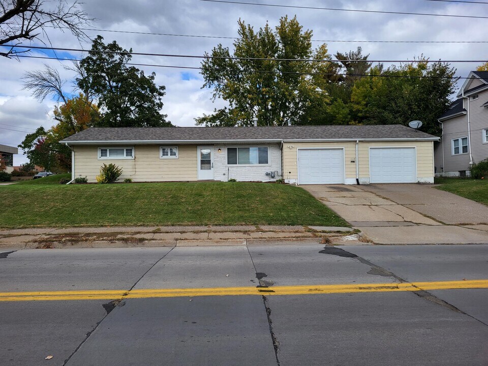 1228 W Lombard St in Davenport, IA - Building Photo