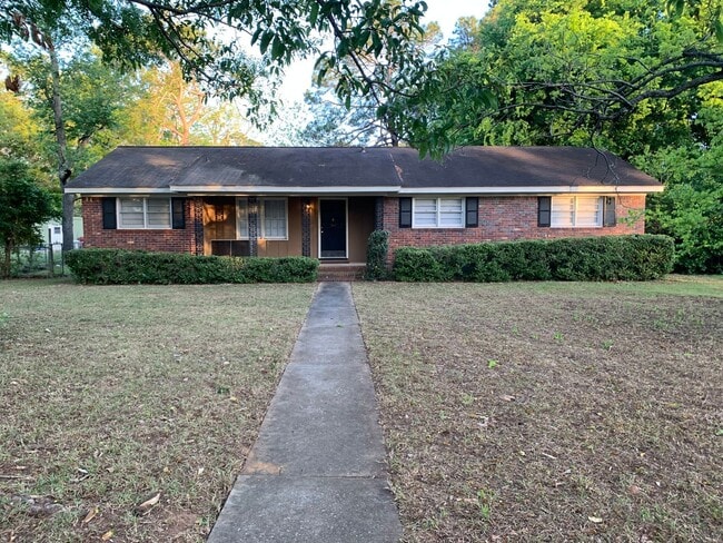 2426 Whispering Pines Cir in Albany, GA - Building Photo - Building Photo