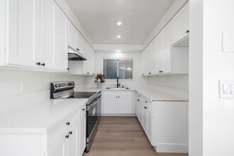 Peninsula Villas in Rancho Palos Verdes, CA - Building Photo - Interior Photo