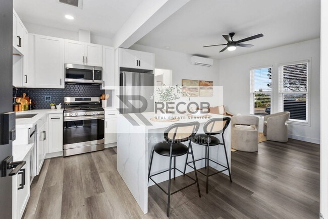 832 Desty St in San Diego, CA - Foto de edificio - Building Photo