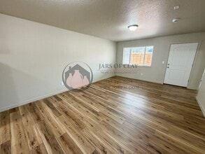 1010-1012 Highlands Loop in Willamina, OR - Foto de edificio - Building Photo