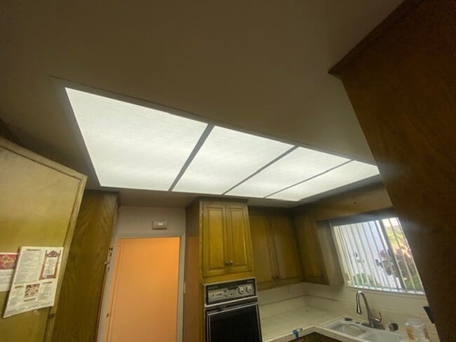 3304 Corona St in Camarillo, CA - Foto de edificio - Building Photo
