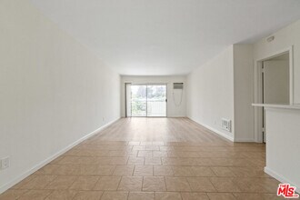 18307 Burbank Blvd in Los Angeles, CA - Building Photo - Building Photo