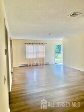 293D Sharon Way in Monroe Township, NJ - Foto de edificio - Building Photo