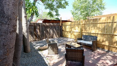 219 Girard Blvd SE, Unit Casita in Albuquerque, NM - Building Photo - Building Photo