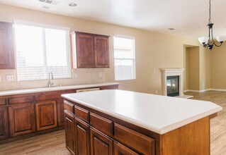 1762 Champagne St in Tulare, CA - Building Photo - Building Photo