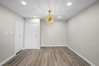 4851 Cedar Springs Rd, Unit 392 in Dallas, TX - Foto de edificio - Building Photo