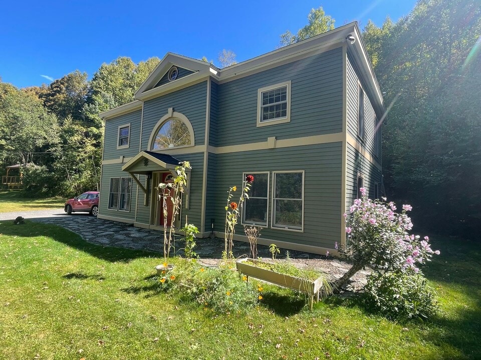 956 N Main St in Lanesborough, MA - Building Photo