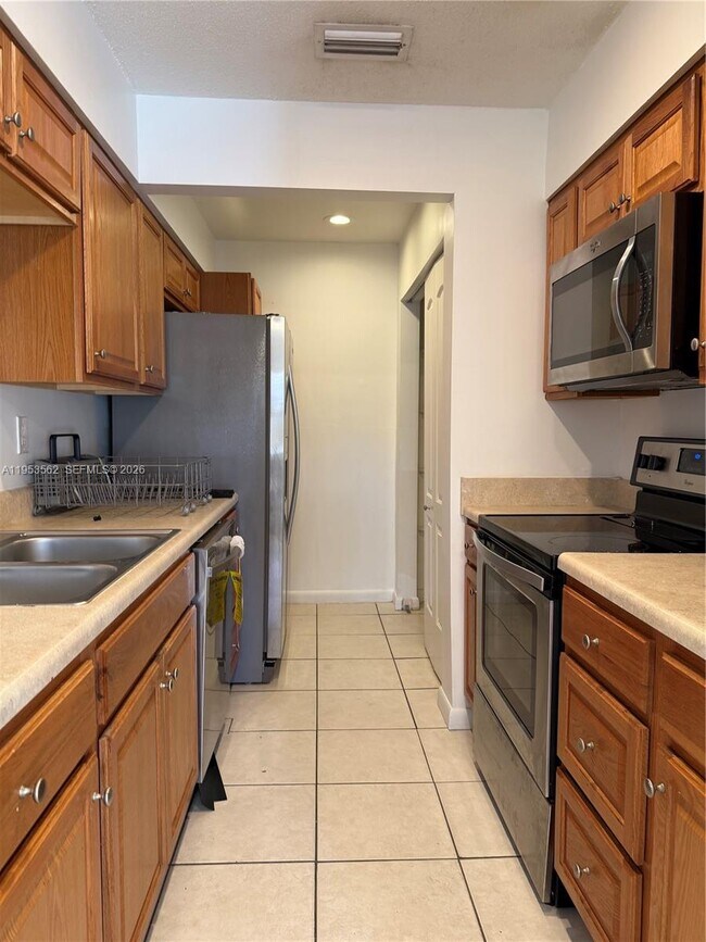 951 SW 16th St in Fort Lauderdale, FL - Foto de edificio - Building Photo