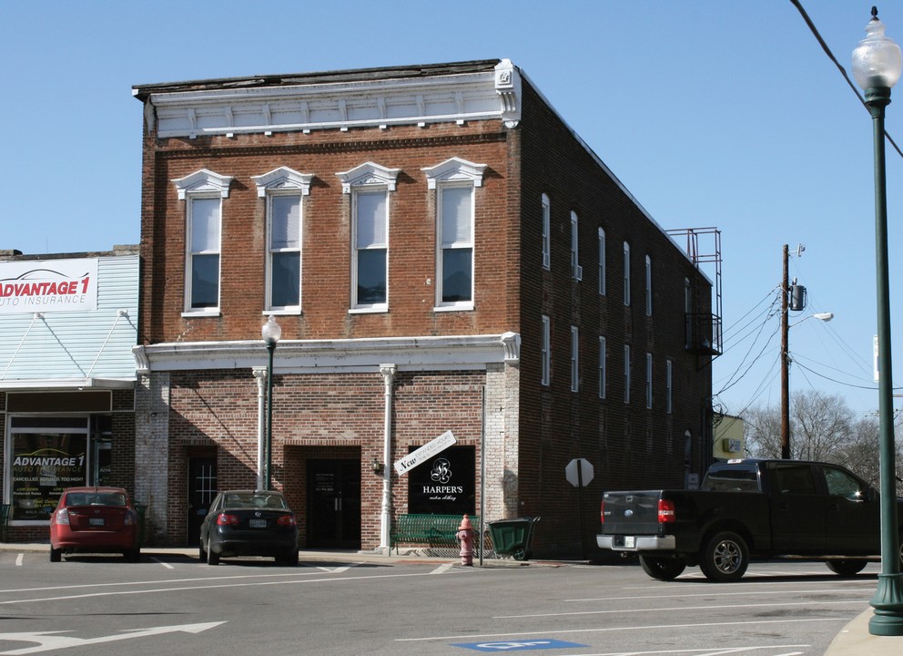 400 W Public Sq in Centerville, TN - Building Photo