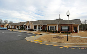 Oakland Mill Apartment Homes in Lincolnton, NC - Building Photo - Building Photo