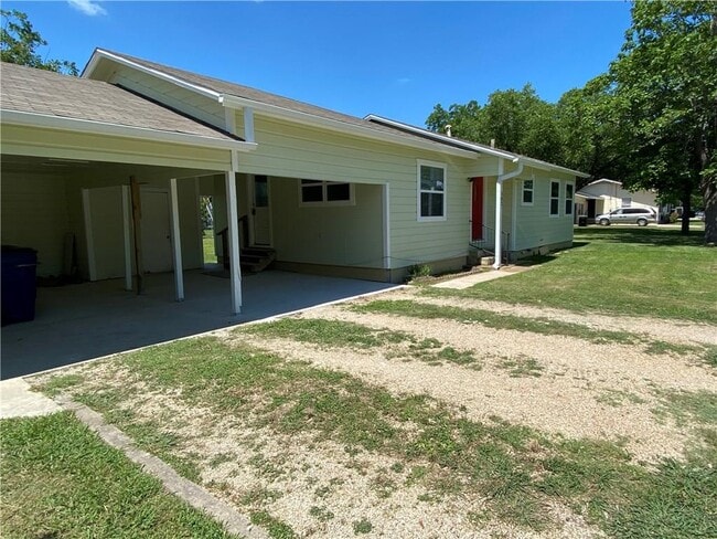 property at 102 E Live Oak St