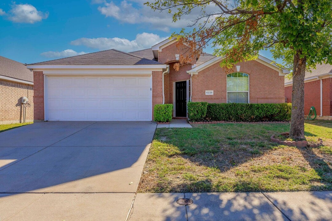 6220 Stone Lake Dr in Fort Worth, TX - Building Photo