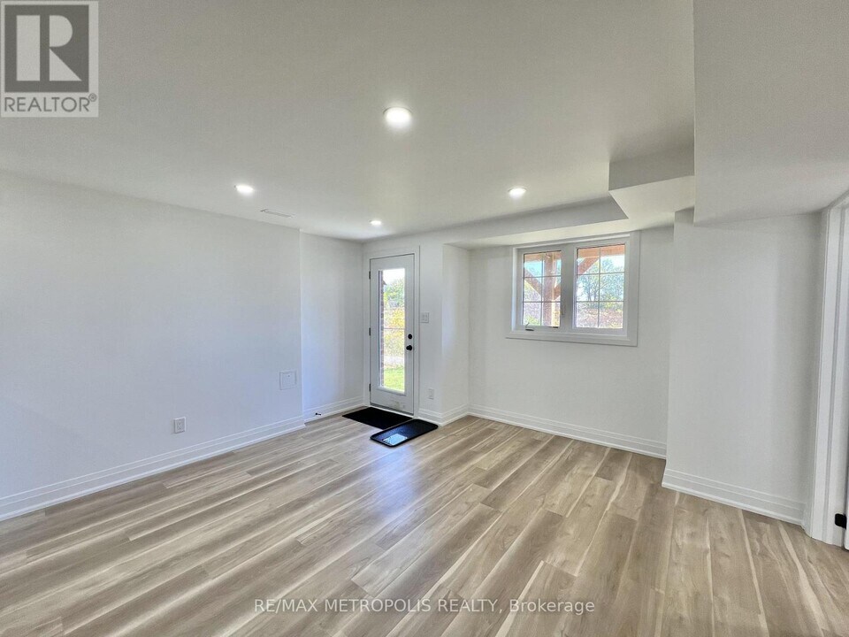 3271 Turnstone Blvd in Pickering, ON - Building Photo