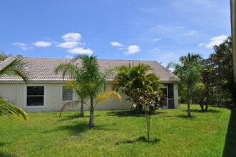 1592 Carriage Brooke Dr in Wellington, FL - Building Photo - Building Photo