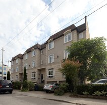 15-17 Alcorn Ave in Toronto, ON - Building Photo