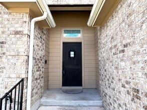 914 Oyster Creek in Buda, TX - Foto de edificio - Building Photo