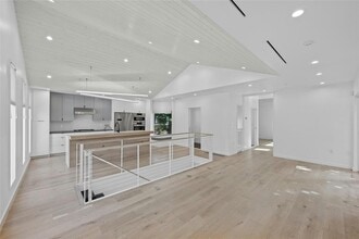 2106 Holly St in Austin, TX - Building Photo - Building Photo