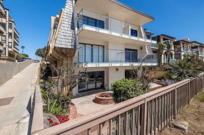 703 Esplanade, Unit 4 in Redondo Beach, CA - Building Photo - Building Photo