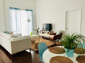 7290 SW 90th St in Miami, FL - Building Photo - Building Photo