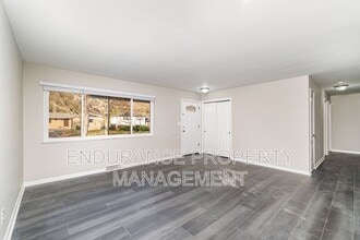 7884 Greenland Pl in Cincinnati, OH - Foto de edificio - Building Photo