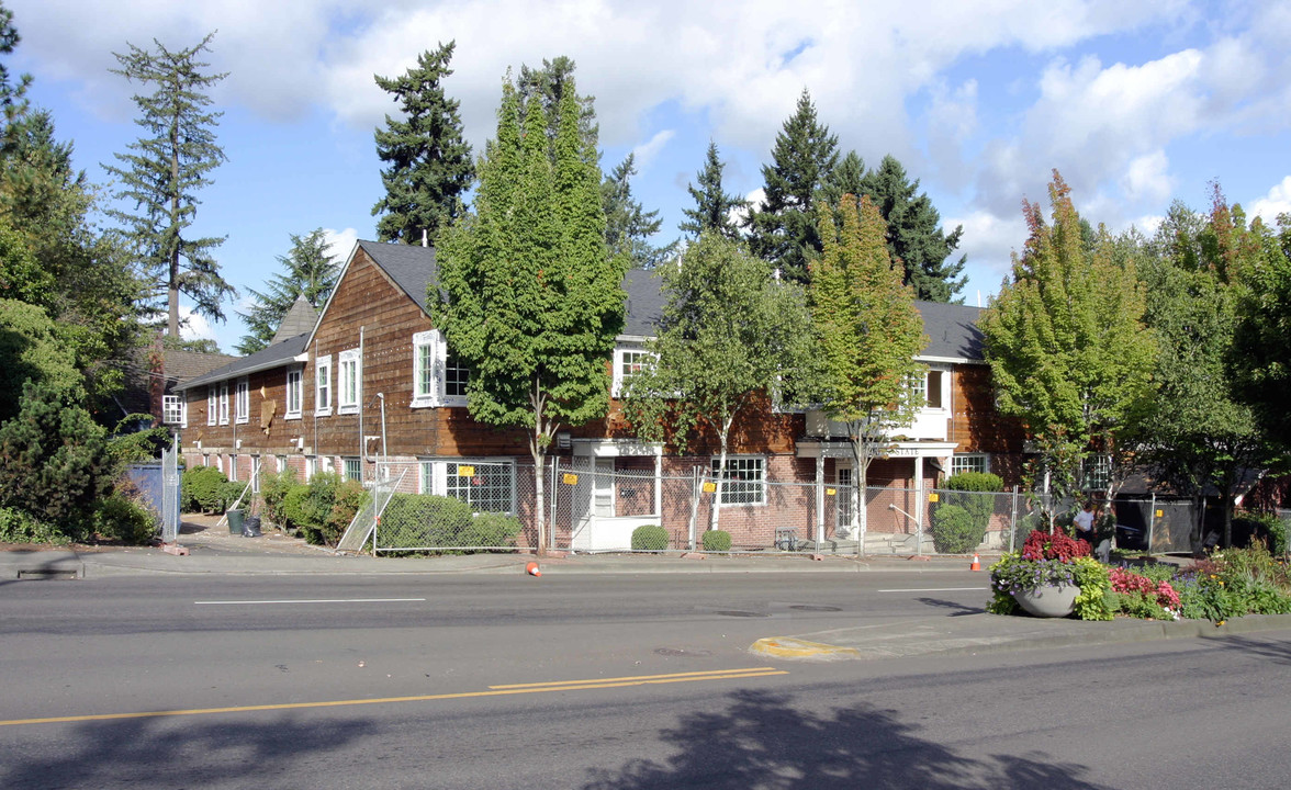 Lakewood Court Apartments in Lake Oswego, OR - Building Photo