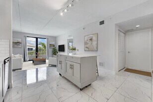 250 W Hidden Valley Blvd in Boca Raton, FL - Building Photo