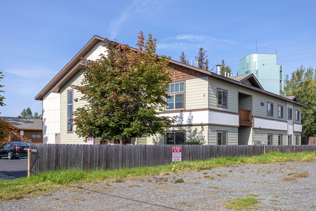 1403 W 32nd Ave in Anchorage, AK - Foto de edificio - Building Photo