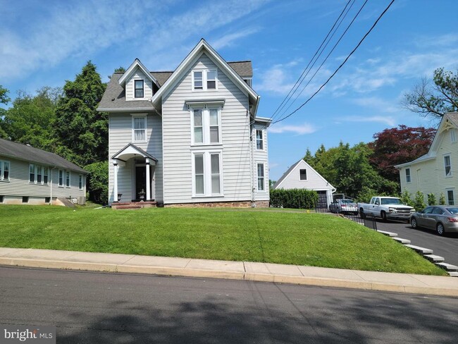 20 W College Ave in Yardley, PA - Building Photo - Building Photo