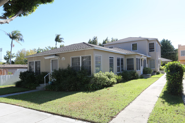 2458 Oak St in Santa Monica, CA - Building Photo - Building Photo